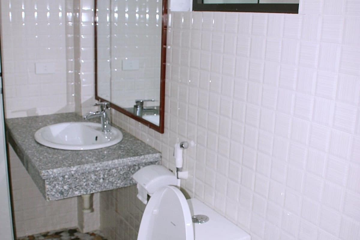 triple room | bathroom | shower, free toiletries, hair dryer, slippers