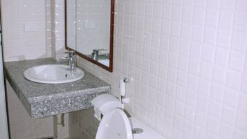 Triple Room | Bathroom | Shower, free toiletries, hair dryer, slippers