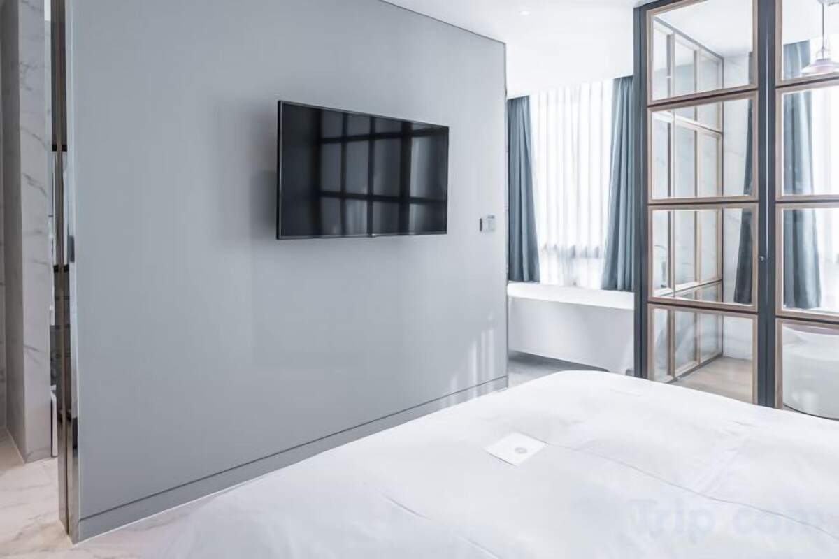 Premium bedding, down comforters, in-room safe, blackout drapes