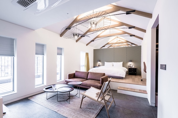 Patio Suite | Premium bedding, down comforters, in-room safe, blackout drapes