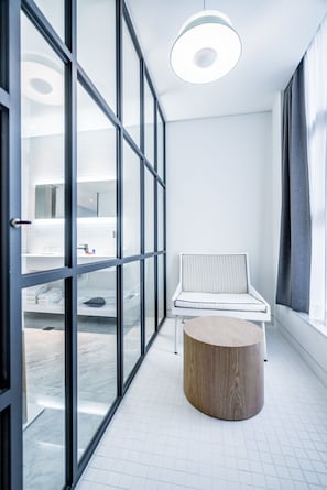 Balcony Suite | Ropa de cama de alta calidad, edredones de plumas, caja fuerte