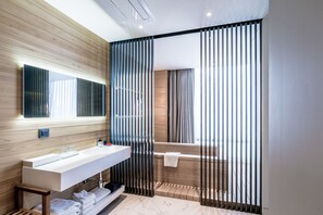 Hinokki Studio | Bathroom | Free toiletries, hair dryer, bathrobes, slippers - Patio7 Hotel (Seoul)