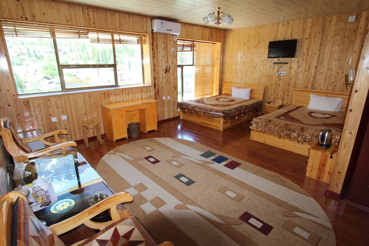 Luxury Suite, Non Smoking | Peralatan tempat tidur premium, meja, Wi-fi percuma