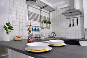 Lägenhet Design - utsikt mot staden | Eget pentry | Kylskåp, ugn, spishäll och kaffe- och tebryggare