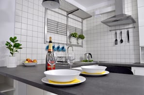LÀgenhet Design - utsikt mot staden | Eget pentry | KylskÄp, ugn, spishÀll och kaffe- och tebryggare
