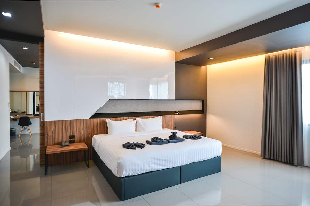 In-room safe, blackout curtains, free WiFi, bed sheets