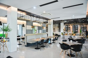 Petit déjeuner, déjeuner et dîner servis sur place, plats Cuisine thaï