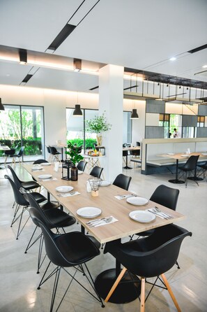 Breakfast, lunch, dinner served; Thai cuisine 