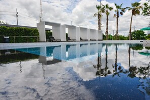 Outdoor pool - 9D Sport Hotel (Udon Thani)