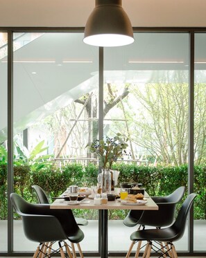 Petit déjeuner, déjeuner et dîner servis sur place, plats Cuisine thaï