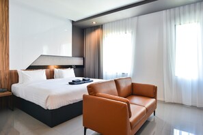 Deluxe Room | In-room safe, blackout drapes, free WiFi, bed sheets