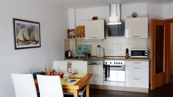 Wasserkocher mit Kaffee-/Teezubehör, Kühlschrank, Mikrowelle, Ofen