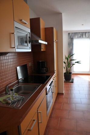 Kühlschrank, Mikrowelle, Ofen, Geschirrspüler