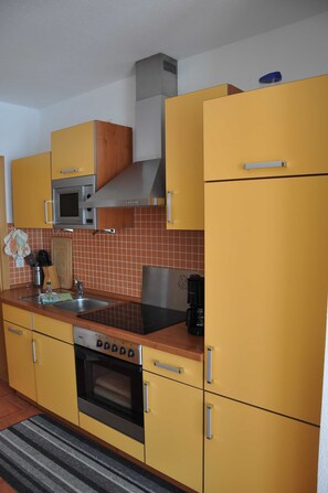 Réfrigérateur, four à micro-ondes, un four, lave-vaisselle