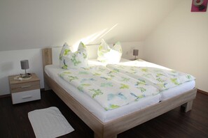 2 bedrooms, travel cot, WiFi, bed sheets