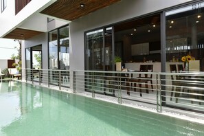 Piscine extérieure, chaises longues