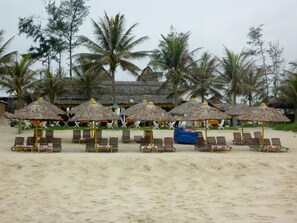 Plage privée à proximité, chaises longues, parasols, serviettes de plage