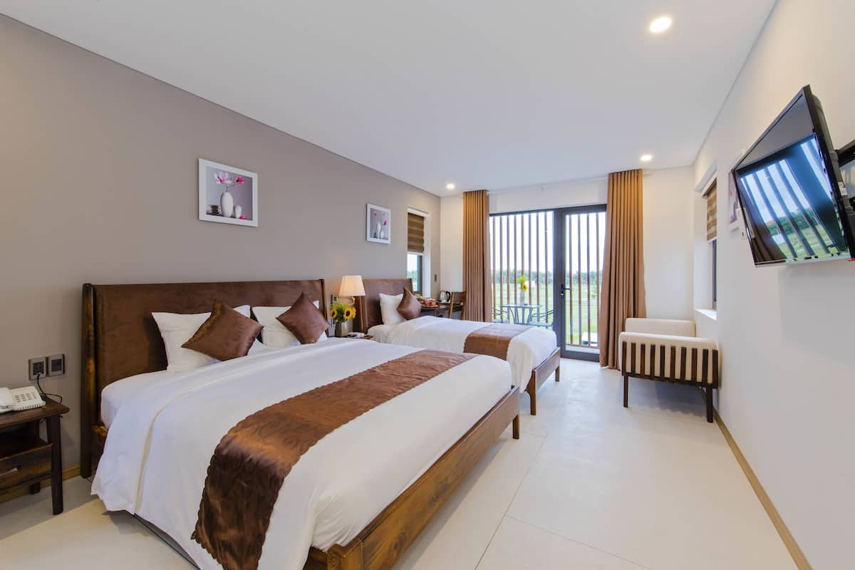 Family Room | 1 bedroom, minibar, in-room safe, desk