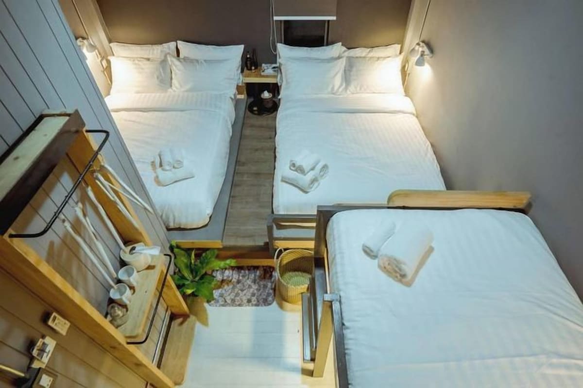 5 bedrooms, Egyptian cotton sheets, premium bedding, free WiFi