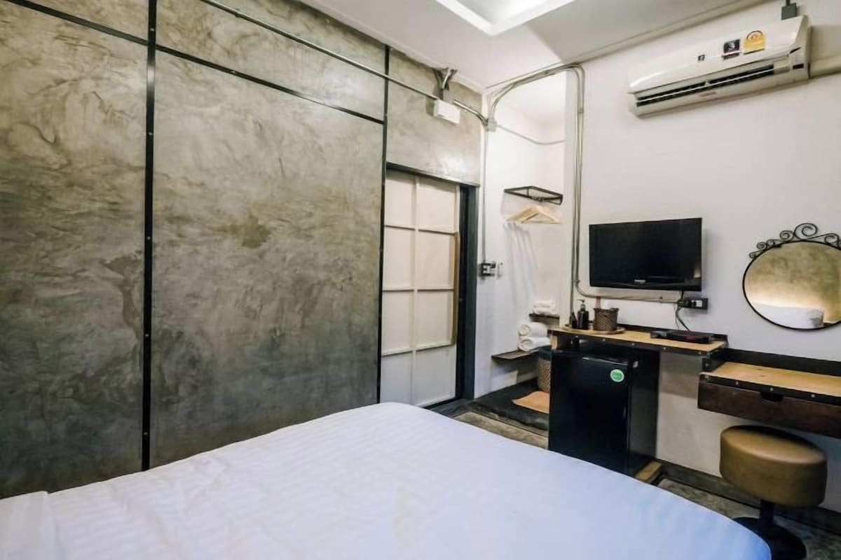 5 bedrooms, Egyptian cotton sheets, premium bedding, free WiFi