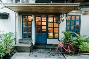 Exterior - Zeds Hostel Bangkok (Bangkok)