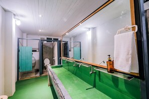 Shower, designer toiletries, hair dryer, slippers - Zeds Hostel Bangkok (Bangkok)