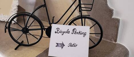 Señal que indica aparcamiento para bicicletas en el patio.