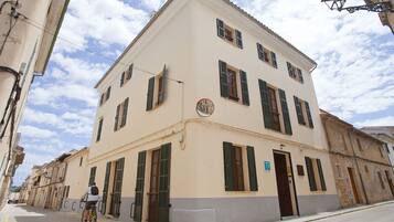 Vista frontal de la propiedad