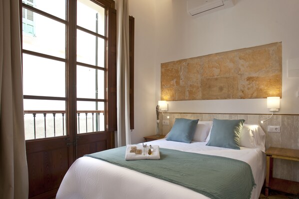 Down comforters, memory foam beds, in-room safe, laptop workspace - Casal de Petra - Rooms & Pool by My Rooms Hotels (Petra)