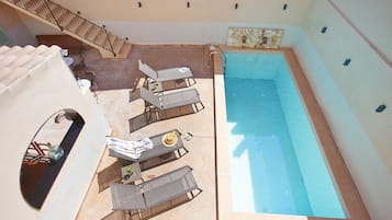 AuĂenpool, geöffnet von 09:00 Uhr bis 21:00 Uhr, LiegestĂŒhle