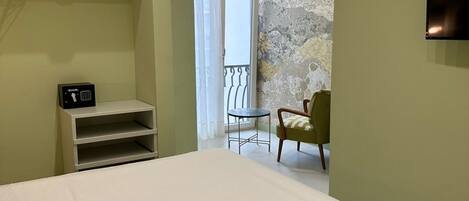 1 bedroom, premium bedding, down duvets, minibar