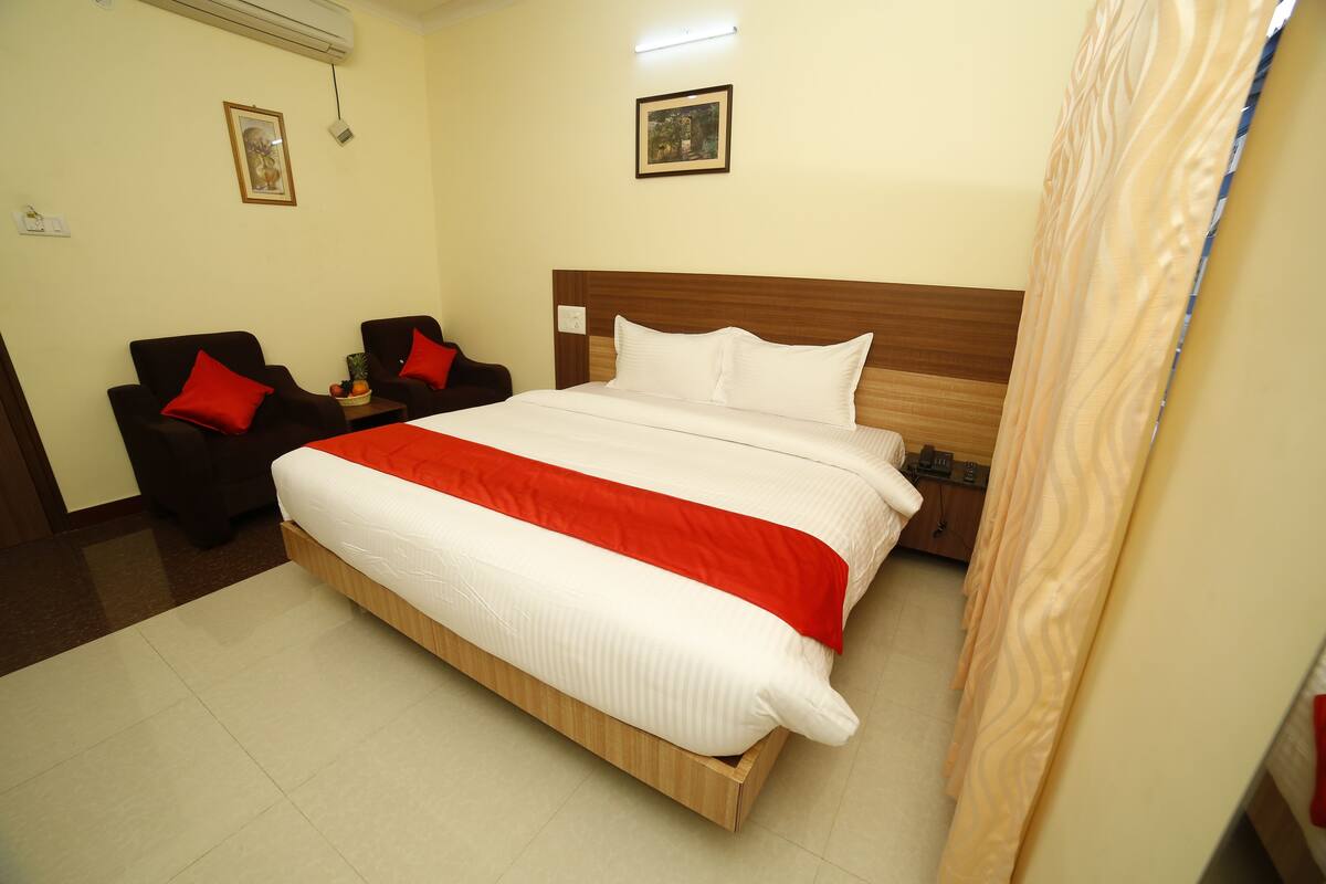 Deluxe Double Room, 1 Bedroom, City View | In-room safe, blackout drapes, soundproofing