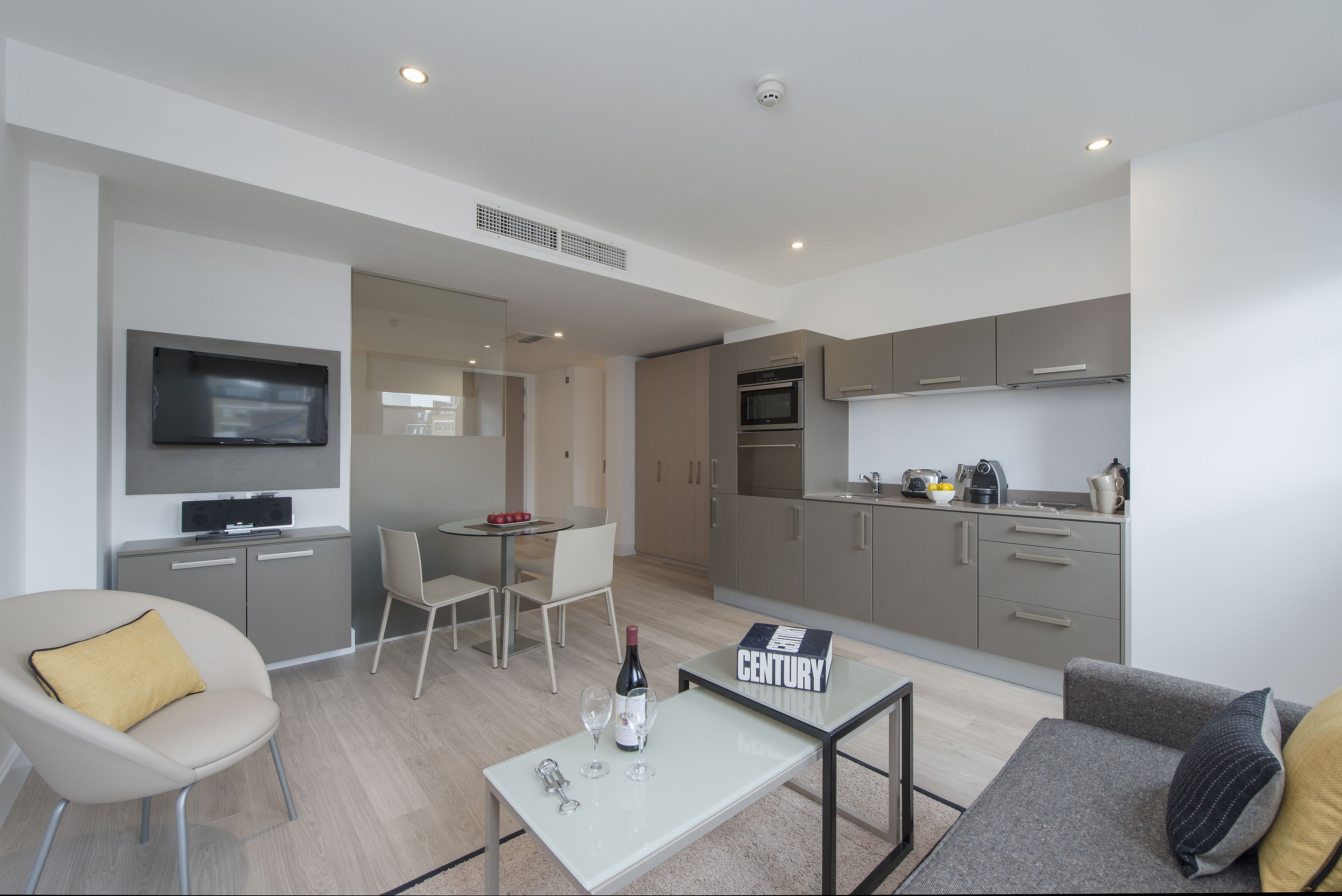Un appartement moderne comprenant un salon, un coin repas et une cuisine.