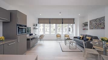 Executive-Suite, 1 Schlafzimmer | Wohnbereich | Flachbildfernseher