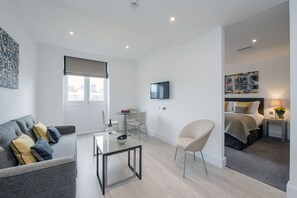 Flat-screen TV - The Rosebery by Supercity Aparthotels (London)