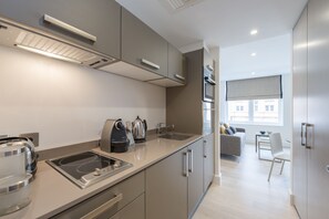Studio Suite | Private kitchen | Fridge, microwave, oven, stovetop - The Rosebery by Supercity Aparthotels (London)