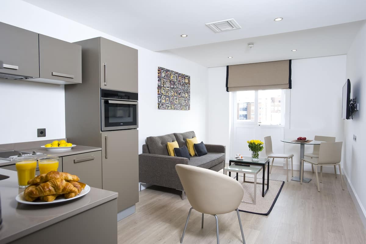Suite, 1 habitación | Zona de estar | Una televisión de pantalla plana