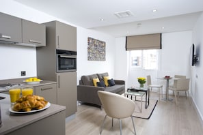 Suite, 1 Bedroom | Living area