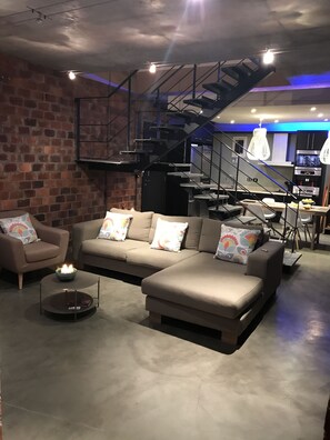 Appartement Duplex Luxe, 2 chambres, vue montagne | Coin séjour | Télévision à écran plat