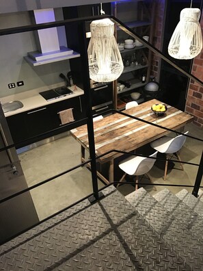 Luxury-Maisonette, 2 Schlafzimmer, Bergblick | Essbereich im Zimmer