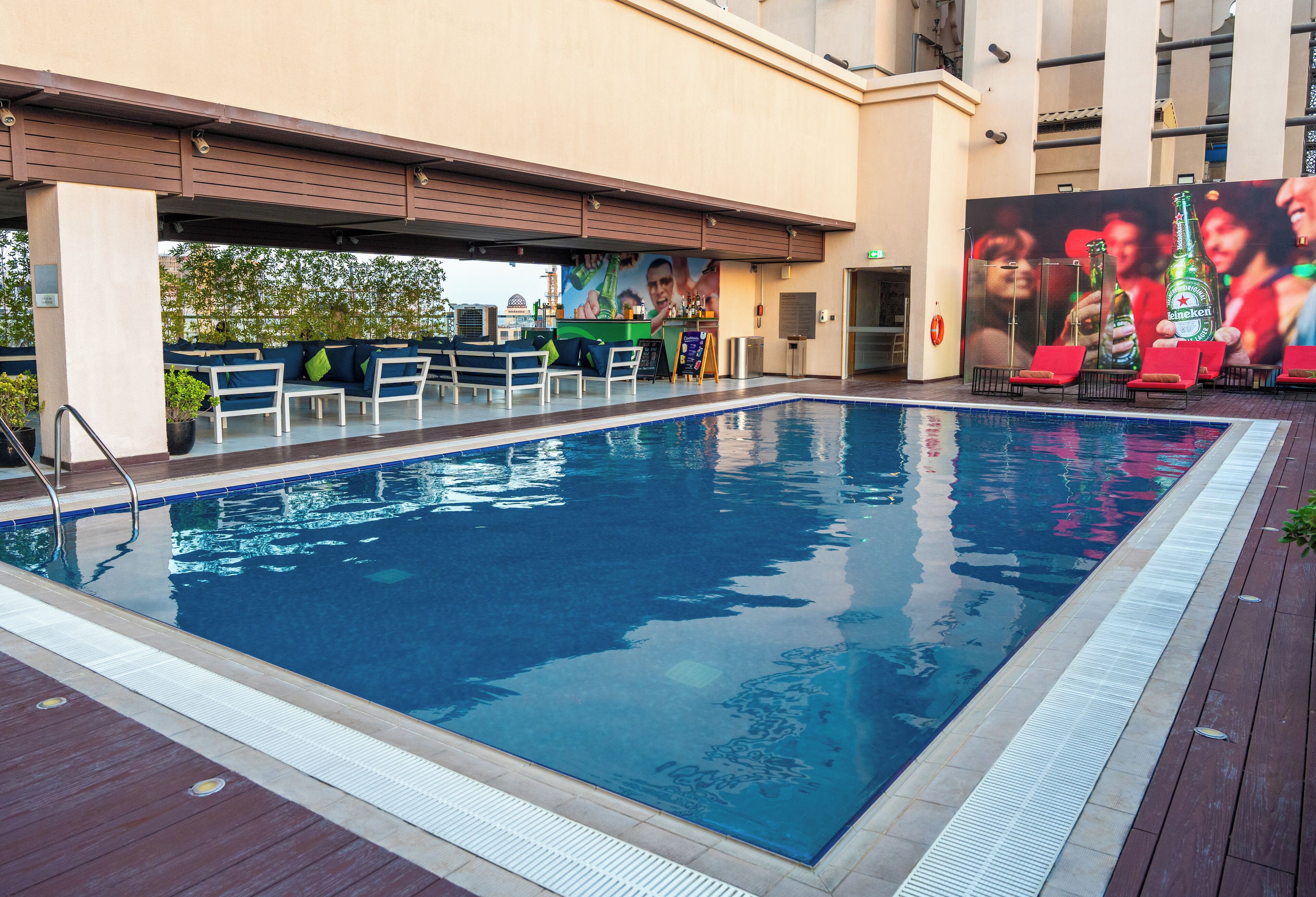 Una piscina con lettini e un'area bar.