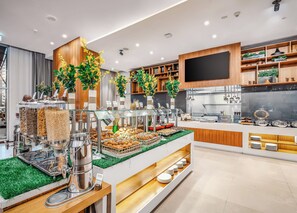 Daily buffet breakfast (AED 80 per person)