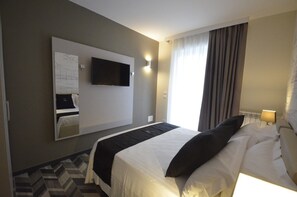 Minibar, caixa forta a l'habitació i escriptori 