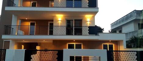 Fassade der Unterkunft – Abend/Nacht