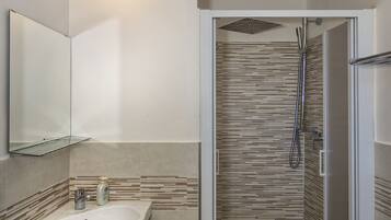 Triple Room | Bathroom | Shower, hair dryer, bidet, towels