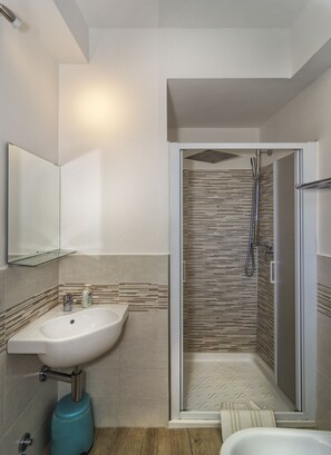 Triple Room | Bathroom | Shower, hair dryer, bidet, towels - La Candelaria (Pisa)