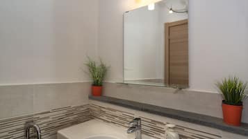 Triple Room | Bathroom | Shower, hair dryer, bidet, towels