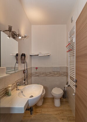 Double Room, Private Bathroom (External) | Bathroom | Shower, hair dryer, bidet, towels - La Candelaria (Pisa)