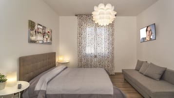 Triple Room | Blackout drapes, free WiFi, bed sheets