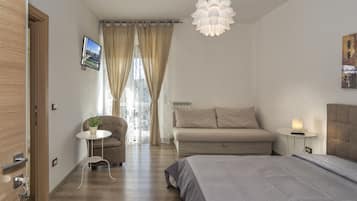 Habitación triple | Cortinas blackout, wifi gratis y ropa de cama